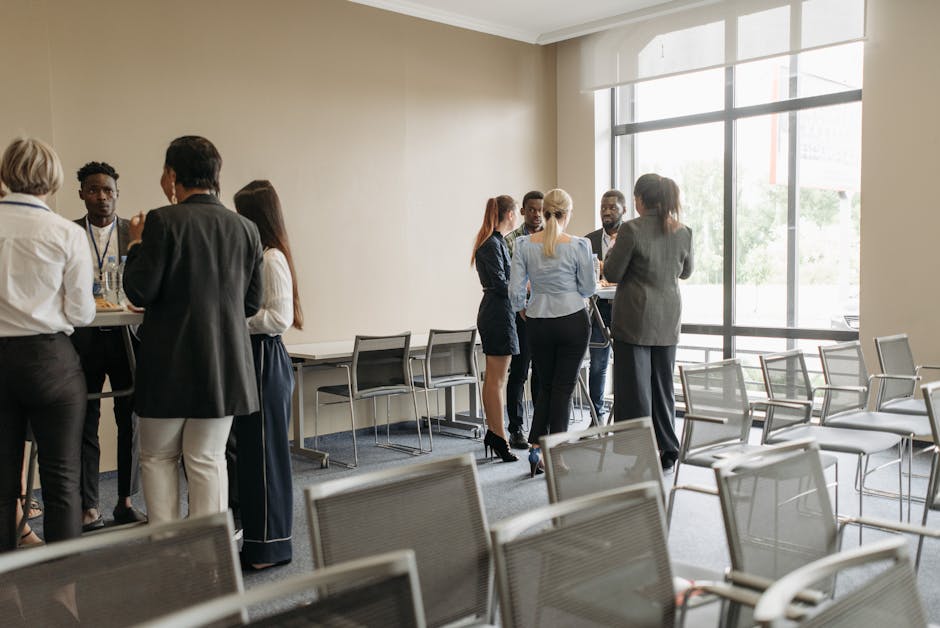 経営者交流会で会話する人々（モノクロ）