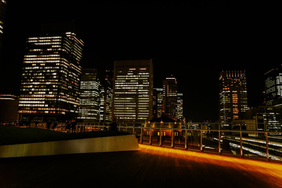 夜の東京のオフィスビル街、生成AI利用率倍増を象徴する都市風景